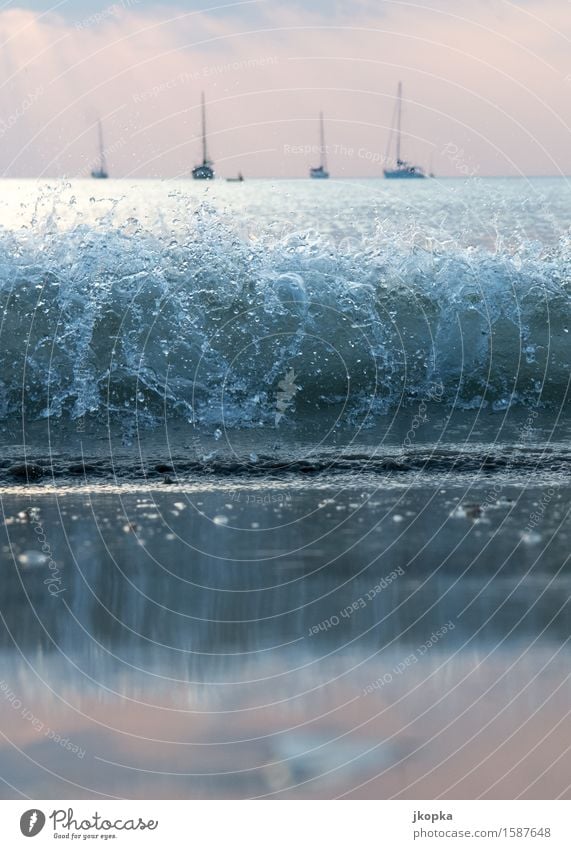 Wellen vor ankernden Segelyachten Ferien & Urlaub & Reisen Abenteuer Ferne Freiheit Strand Meer Wassersport Segeln Segelboot Segelschiff Segeljacht Segelurlaub