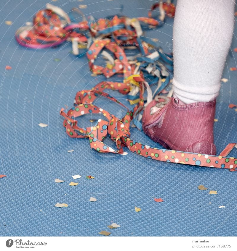 Kinderfasching Karneval Kindergarten Maske Karnevalskostüm Freude Luftschlangen mehrfarbig Kinderlied Tanzen springen Kostüm Hausschuhe rosa Strumpfhose