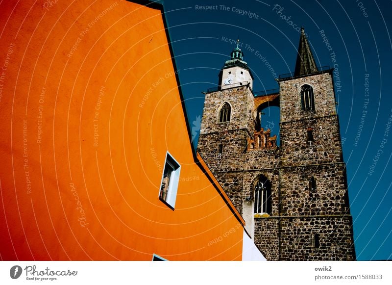 Farbenfrohe Stadt Wolkenloser Himmel Jüterbog Brandenburg Deutschland Kleinstadt Stadtzentrum Altstadt bevölkert Haus Einfamilienhaus Kirche Dom Bauwerk Gebäude