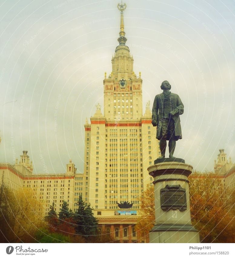 MGU - Universität Moskau Studium Russland Statue Herbst Sieben Schwestern Wahrzeichen Denkmal Bildung University Moscow Russia Lomonossowsky Lomonosov