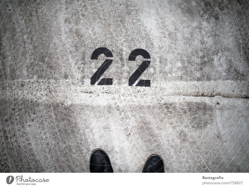 22 Ziffern & Zahlen Schuhe Straße Parkplatz parken KFZ Spuren Fußspur Beton Teer Verkehr Verkehrswege Schnapszahl dreckig