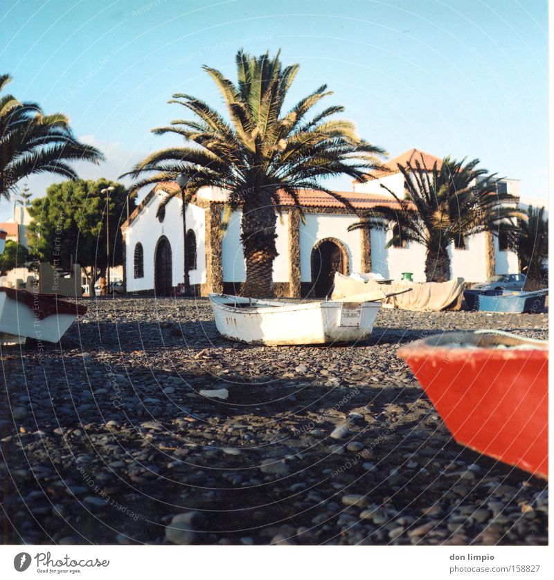 Fischerdorf Dorf Wasserfahrzeug Palme Kirche Strand Stein alt Tourismus Fuerteventura Mittelformat analog Gotteshäuser la lajita