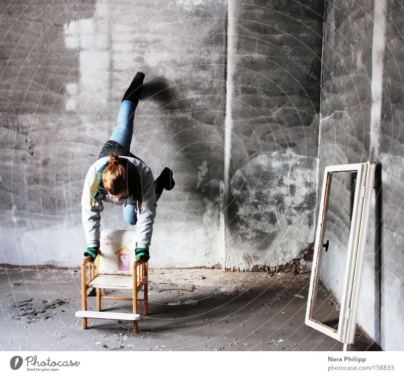 Mein Zimmer Hochstuhl Stuhl Fensterrahmen Frau Handstand Wand Fabrik alt kaputt Einsamkeit laufen dreckig Raum Örtlichkeit verfallen Örtlichkeiten