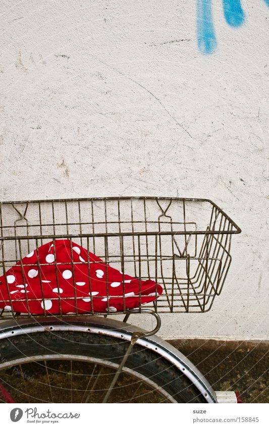 Pünktchen fährt mit Mauer Wand Fahrrad alt authentisch einfach rot Beutel Schutzblech Damenfahrrad gepunktet retro Korb Detailaufnahme Textfreiraum oben