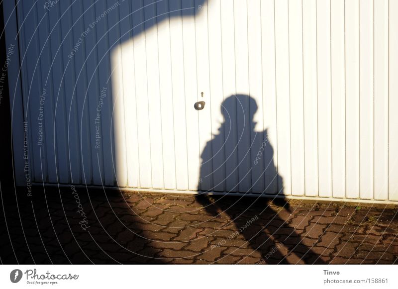 auch Aliens werfen Schatten Mensch Außerirdischer Garagentor sitzen fantastisch Astronaut UFO Kugelkopf herunterrutschen Silhouette