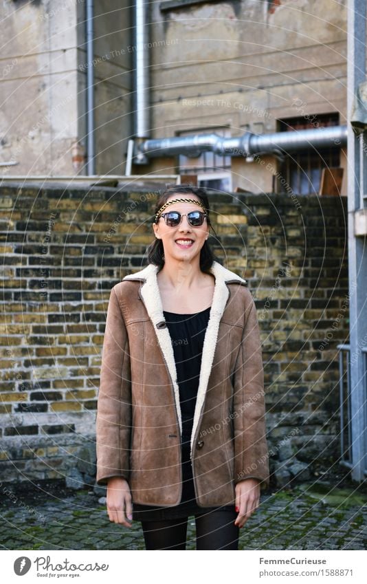 UrbanChic_07 Lifestyle Stil feminin Junge Frau Jugendliche Erwachsene 1 Mensch 18-30 Jahre einzigartig Leben Lebensfreude Leichtigkeit Stadt Wolljacke