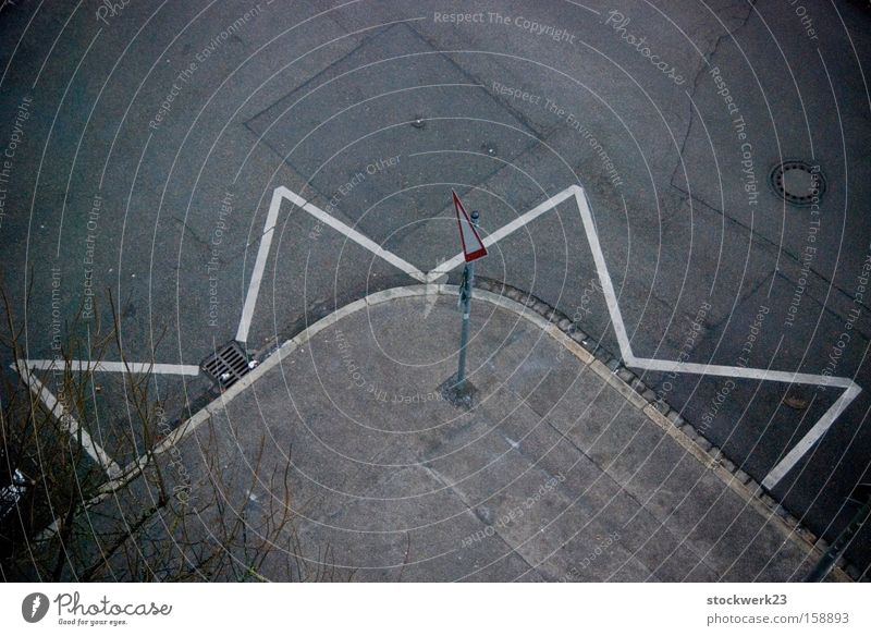 Halbstern Straße Stadt Parkverbot Ecke Straßenecke Straßenkreuzung Wegkreuzung Vorfahrt Bürgersteig grau weiß Linie Zickzack Stern (Symbol) Herbst Verkehrswege