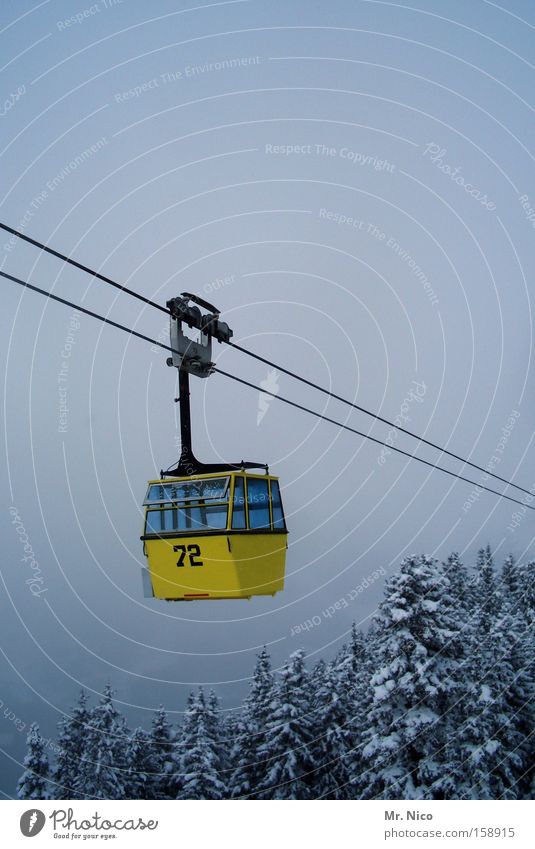 lufttaxi Seilbahn Personenverkehr Skigebiet gelb Schweben Winter Leerfahrt abwärts aufwärts Baumkrone Drahtseil Luftverkehr Gondellift