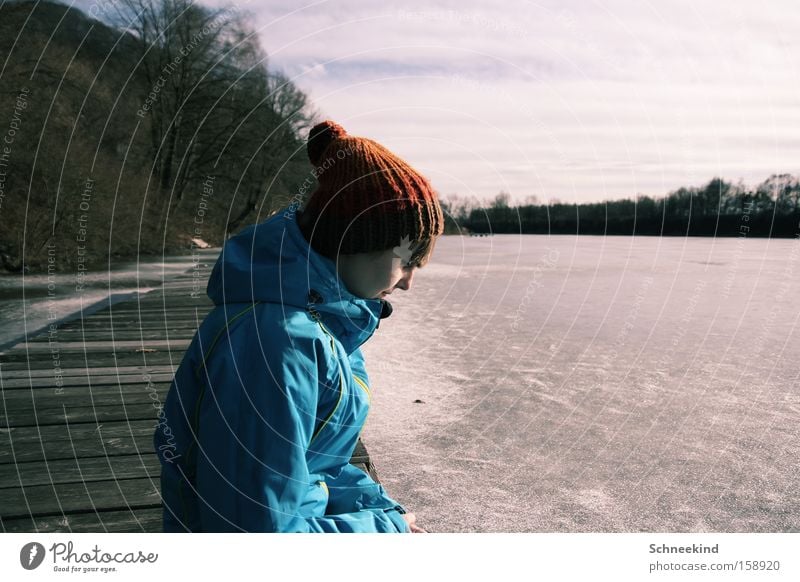 A Never Ending Story Frau See Eis Winter Natur Steg Mütze Erholung Einsamkeit blau kalt Freiheit schön Sie