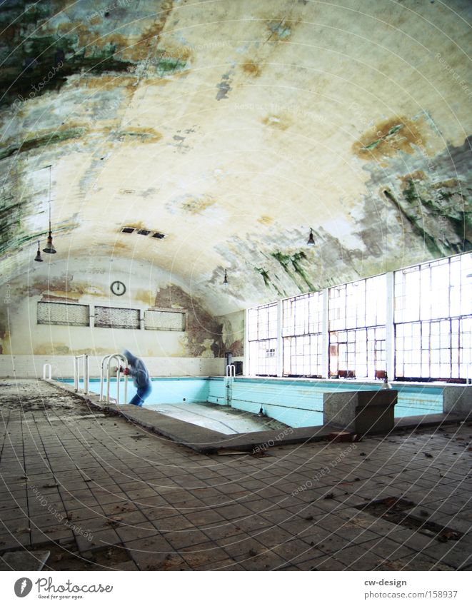 Der Aufstieg vs Der Abstieg Innenarchitektur Schwimmbad Leiter Mensch maskulin Mann Erwachsene 1 Bauwerk Architektur alt dreckig grau grün Schwimmhalle leer