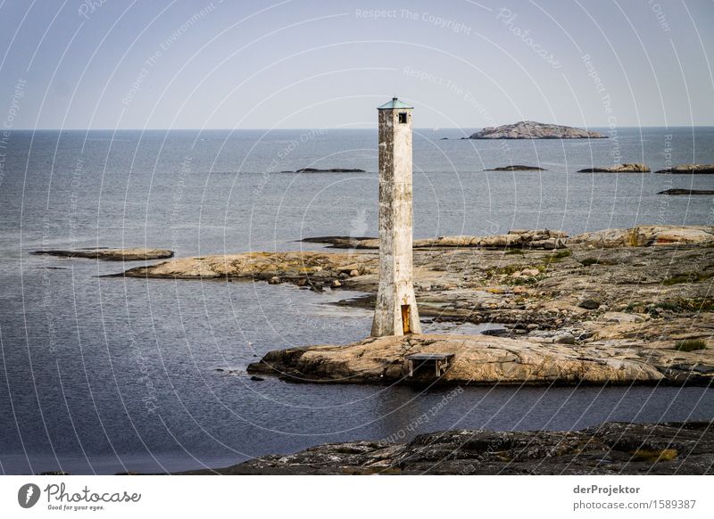 Ein sehr alter Leuchtturm Ferien & Urlaub & Reisen Ferne Freiheit Umwelt Natur Landschaft Pflanze Tier Sommer Felsen Wellen Küste Seeufer Strand Bucht Fjord