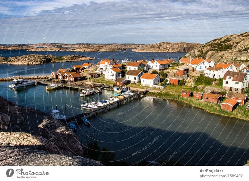 Kleiner Hafen mit Booten auf einer Schäreninsel in Schweden Panorama (Aussicht) Starke Tiefenschärfe Reflexion & Spiegelung Kontrast Licht Tag