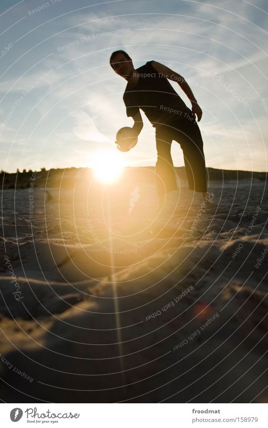 beachvolleyball Silhouette Sand Strand Sonne Gegenlicht Jugendliche Coolness Wärme sportlich Abend Sonnenuntergang Volleyball Himmel Mann Barfuß Ball Freude