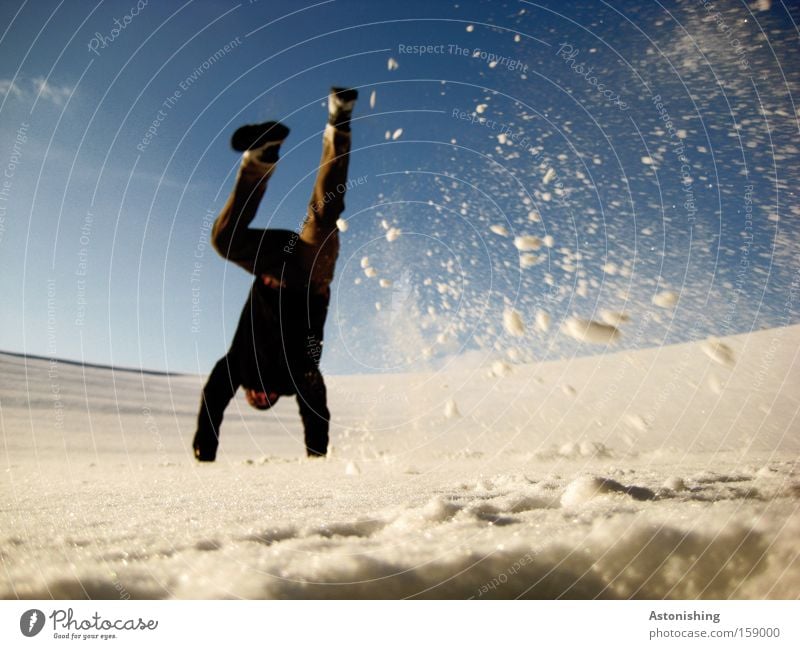 SchneeStand Schneefall Handstand Mann Mensch weiß Flocke Himmel blau Winter Beine kalt Bewegung Dynamik