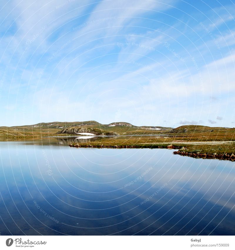 Die stille Unendlichkeit... Hardangervidda Norwegen Hochebene Frieden Wasserspiegelung ruhend Skandinavien Einsamkeit Menschenleer See karg Tundra Freiheit