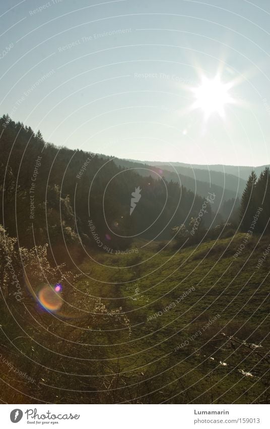 einfache Tage Tal Berge u. Gebirge Wiese Himmel Sonne Horizont Gegenlicht Ferne Fernweh Sehnsucht ländlich Idylle Romantik Frieden ruhig Zufriedenheit friedlich