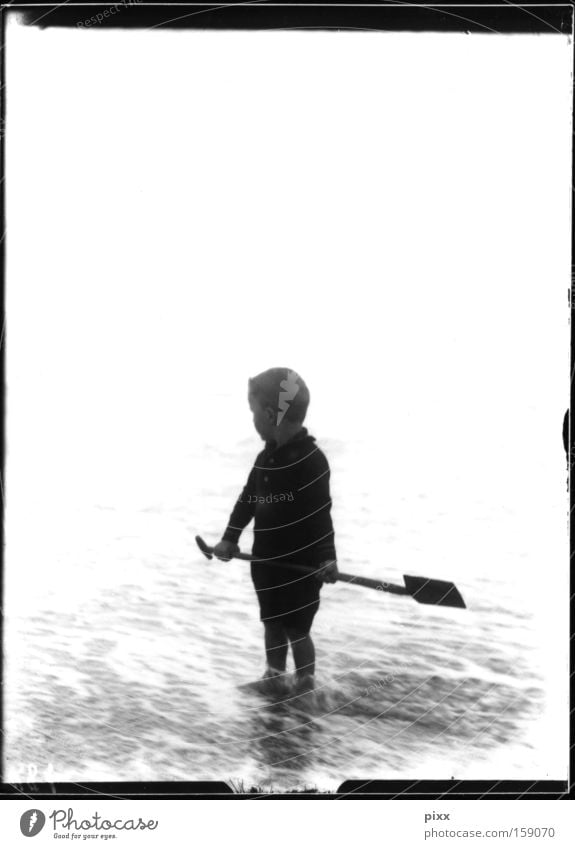 Rahmenhandlung Kind Schwarzweißfoto historisch Meer Strand Spielen Schaufel Erinnerung Souvenir Mensch Ferien & Urlaub & Reisen Nachkommen Junge Glasnegativ