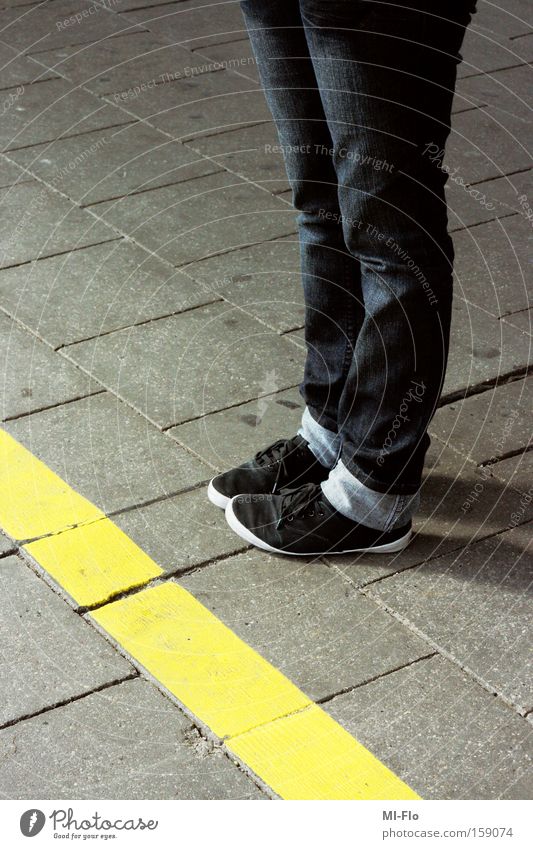 rauchergehege Schuhe Barriere Stein Beine Fuß Bahnhof Außenaufnahme