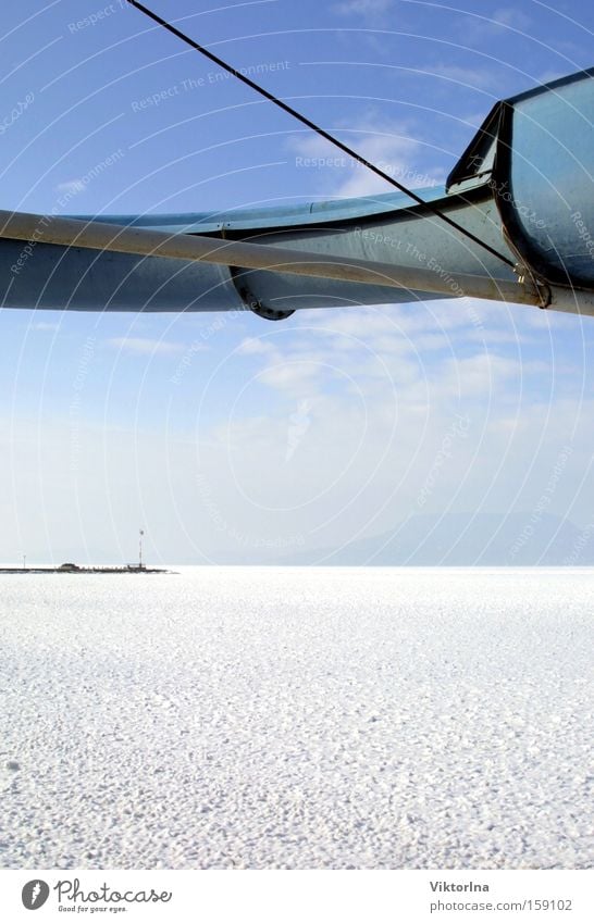 Eisrutsche II. Farbfoto Außenaufnahme Muster Textfreiraum unten Textfreiraum Mitte Tag Licht Kontrast Natur Landschaft Wasser Himmel Wolken Winter