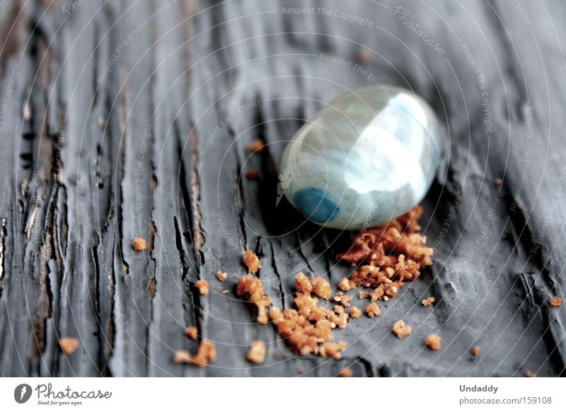 Apfelkrümel, Edelstein Krümel Stein orange blau Spiegel Reflexion & Spiegelung Riss Makroaufnahme Nahaufnahme Holz. Farbe Lack krümelig