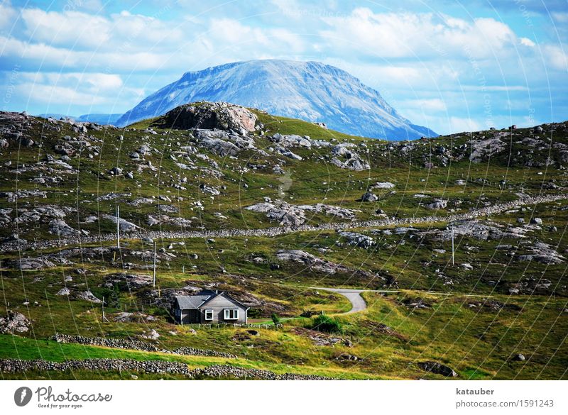 Hausberg Natur Landschaft Himmel Wolken Schönes Wetter Gras Hügel Felsen Berge u. Gebirge Gipfel Schottland Straße abgelegen gigantisch Unendlichkeit grün