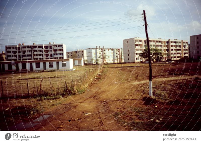 plattenbausiedlung Vorstadt alt verfallen Plattenbau Wohnsiedlung Stadt analog Lomografie Kuba Architektur Sechziger Jahre Schotterstraße