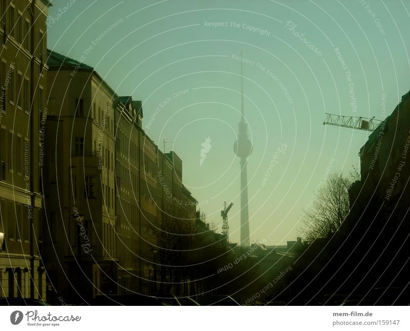 wintersonne Berlin Straße Schlucht Tourismus Hauptstadt Altbau Gebäude Sanieren Makler Wohnung alex Berliner Fernsehturm Nebel