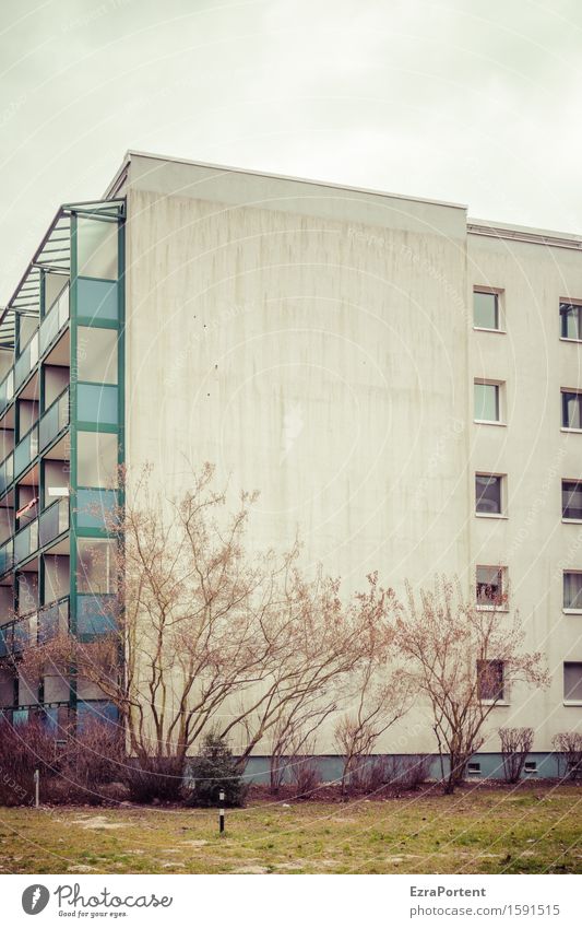 un bloc Häusliches Leben Wohnung Himmel Baum Gras Sträucher Stadt Haus Bauwerk Gebäude Architektur Mauer Wand Fassade Balkon Fenster blau grau grün Farbfoto