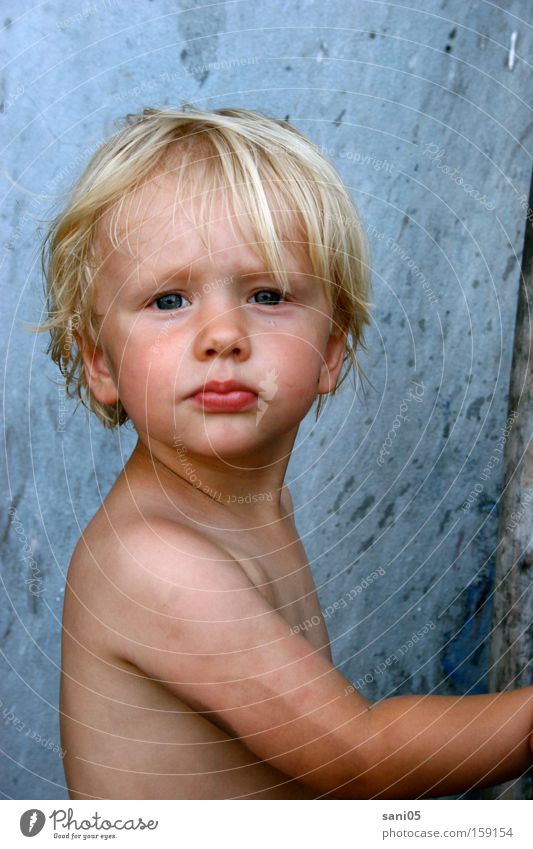 Viel zu wichtig Junge klein blond Kleinkind dreckig Sommer Haut ernst Kind träumen Wand Beton Mauer alt