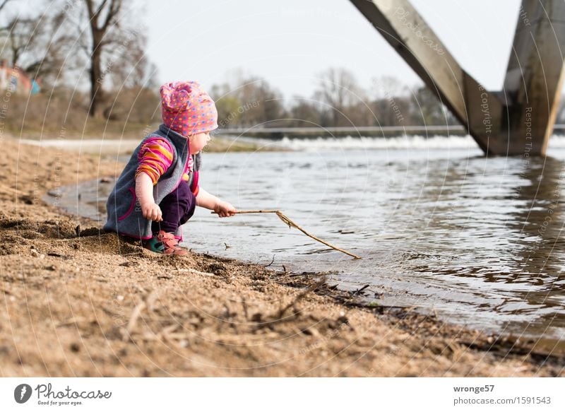 Spielen am Fluss II Mensch Kind Kleinkind Mädchen 1 1-3 Jahre Wasser Frühling Herbst Wasserfall nass braun grau rot spielend Flussufer Elbe Farbfoto