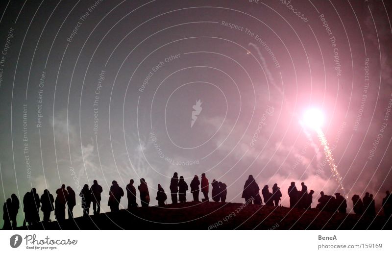 Feuerwerk Freude Berge u. Gebirge Nachtleben Club Disco Feste & Feiern Silvester u. Neujahr Mensch Freundschaft Paar Menschengruppe Himmel Hügel fliegen