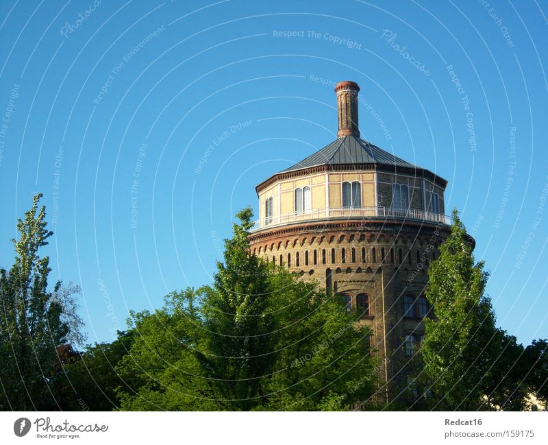 Ach Wasserturm, wie bist du schön! Berlin Prenzlauer Berg Turm Frühling Sommer Himmel Baum Sträucher Wahrzeichen Denkmal Dicker Hermann