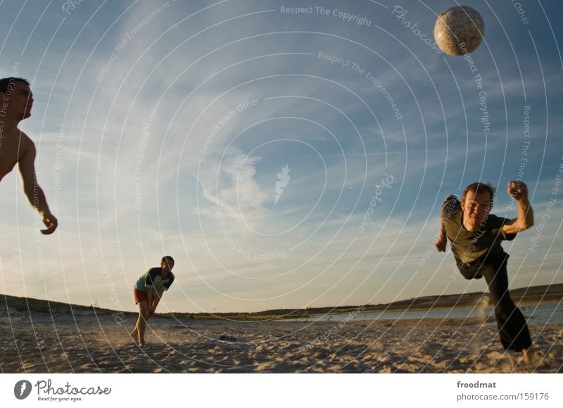 punktspiel Silhouette Sand Ball Sonne Gegenlicht Jugendliche Coolness Wärme sportlich Spielen Sonnenuntergang Volleyball springen Mann Barfuß Spannung