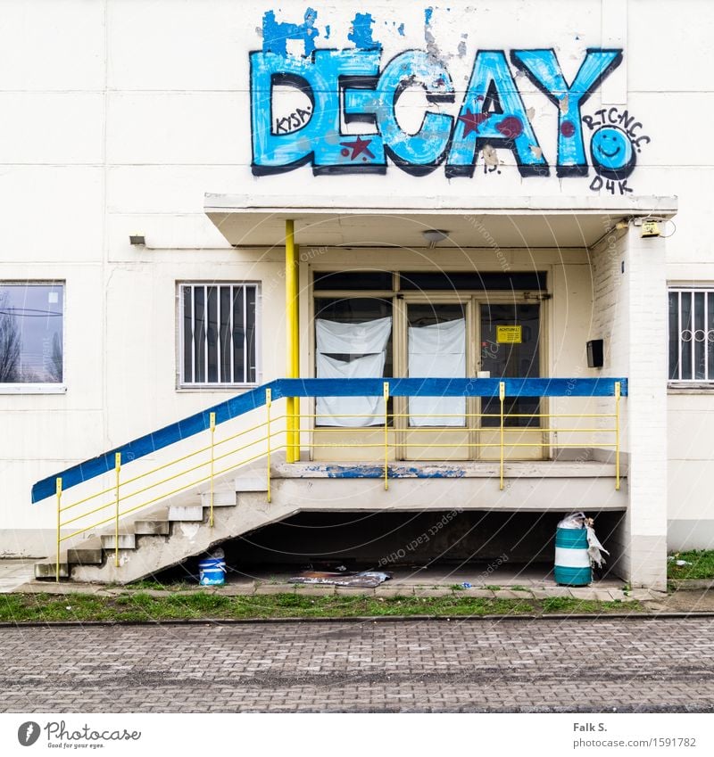 Verfall Jugendkultur Subkultur Graffiti Stadtrand Menschenleer Haus Industrieanlage Ruine Bauwerk Gebäude Eingang Vordach Mauer Wand Treppe Fassade Fenster Tür