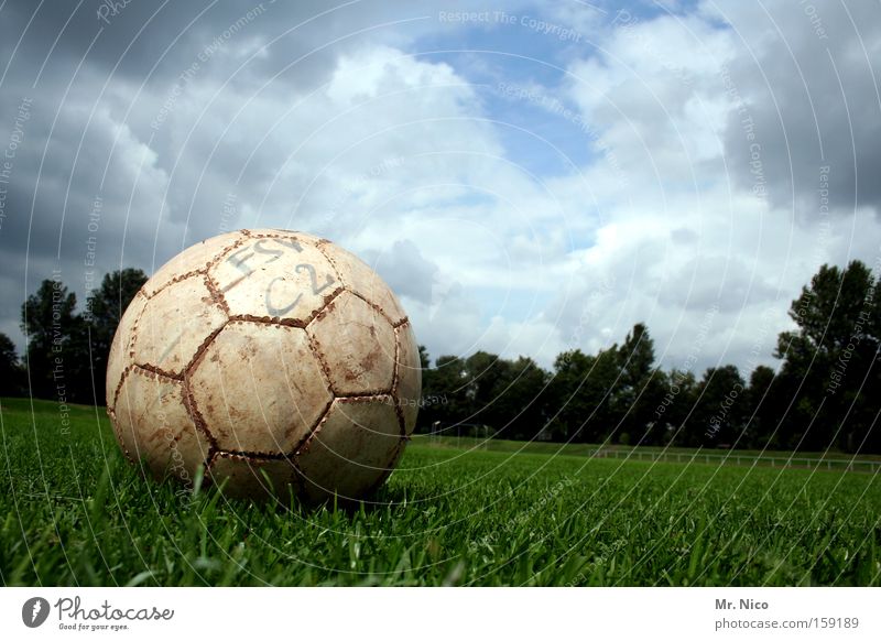 tritt mich ! Freude Freizeit & Hobby Sport Ballsport Fußball Umwelt Himmel Wolken Gras Wiese Sportplatz treten Spielfeld Sportrasen bolzplatz lederball c-jugend