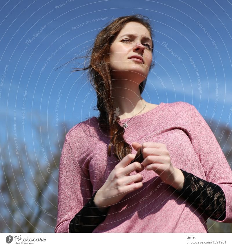 . feminin 1 Mensch Himmel Schönes Wetter Wald Pullover brünett langhaarig beobachten Denken Blick warten Neugier schön Coolness Sicherheit Wachsamkeit