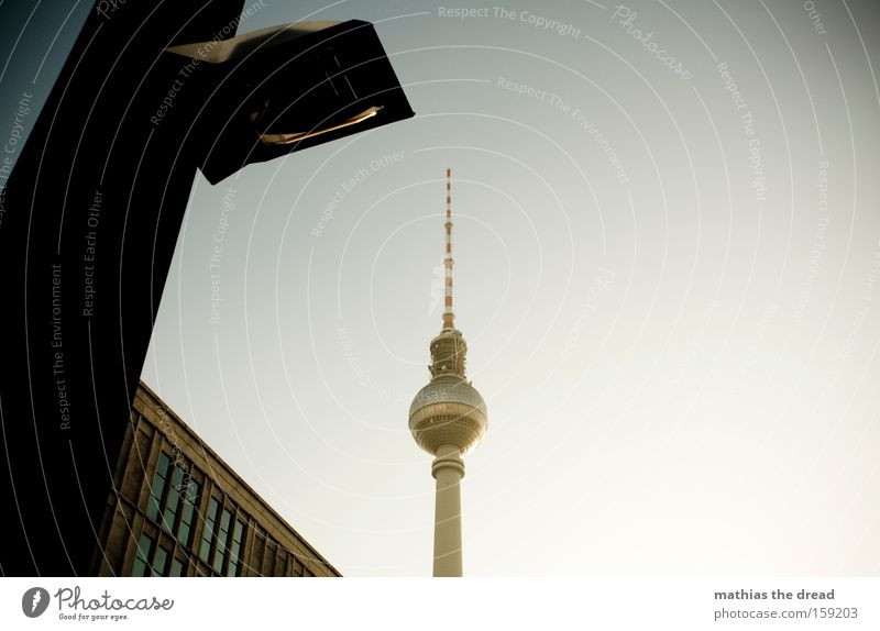 SCHÖNES WOCHENENDE Laterne Kabel Stahlkabel Nervosität gespannt Straßenbahn Berliner Fernsehturm Alexanderplatz Kugel Stadt blau schön Idylle Himmel Silhouette