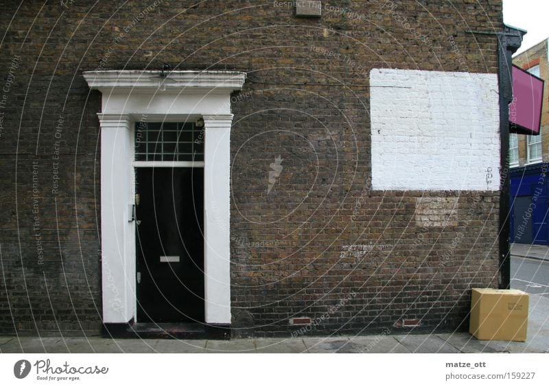 a door in the wall Tür Mauer Wand Karton Haus Stadt London England Nottinghill Stein Architektur Verkehrswege