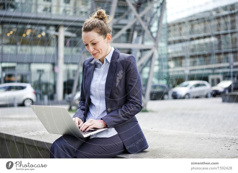 Outdoor Lifestyle Stil Studium lernen Student Business Karriere Erfolg Notebook Technik & Technologie Fortschritt Zukunft feminin 1 Mensch Stadtzentrum Fassade