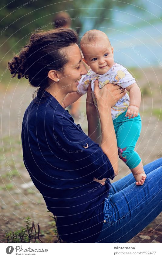 Mama und ein kleines Mädchen Kindererziehung Baby Mutter Erwachsene Geschwister Familie & Verwandtschaft Leben 0-12 Monate 3-8 Jahre Kindheit 18-30 Jahre