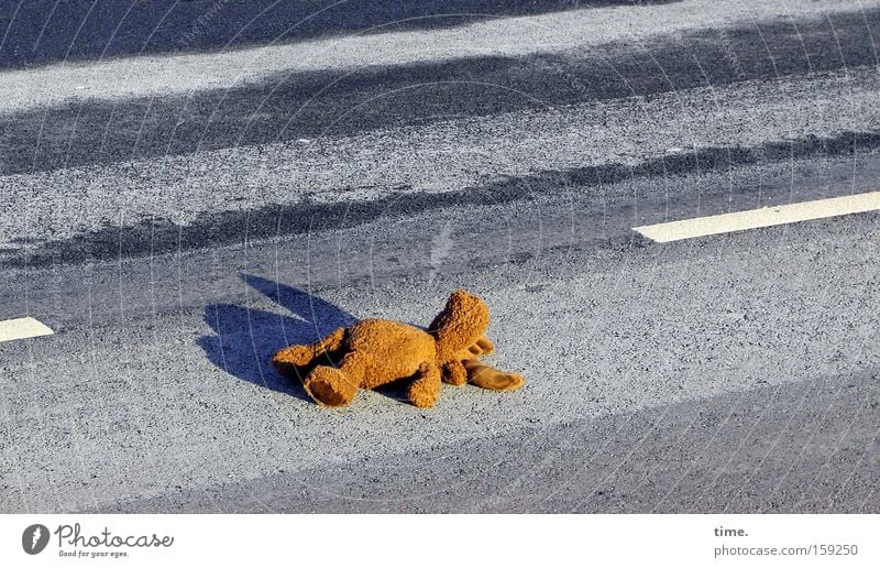 HB09.1 - Sonnenbad am autofreien Samstag (reconquer the street) Licht Erholung Verkehr Verkehrswege Straße Spielzeug Stofftiere Streifen liegen schlafen