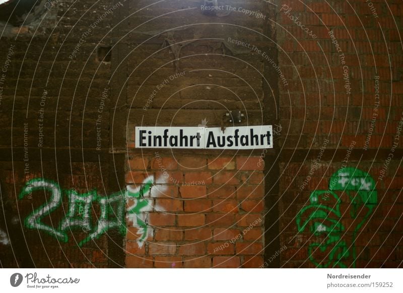 wie jetzt Freude Baustelle Subkultur Fabrik Mauer Wand Wege & Pfade Backstein Schilder & Markierungen Graffiti alt entdecken dreckig dunkel Farbe