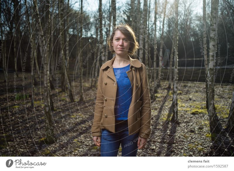 Im Birkenhain IV Wald Wäldchen Mädchen Junge Frau Model Gegenlicht Natur Schatten Sonne Jacke Mantel blau Streiflicht Bekleidung Frühling Blitzlichtaufnahme