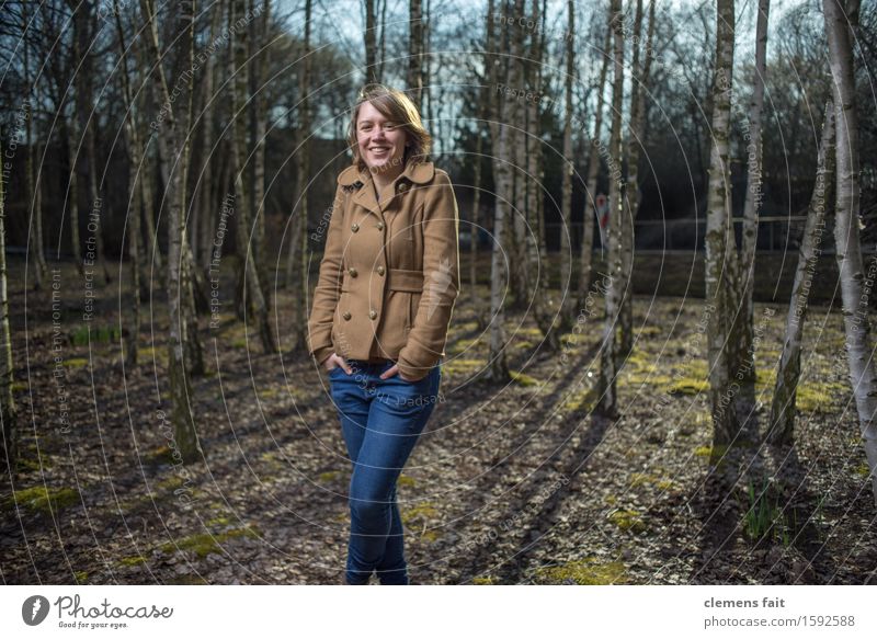 Im Birkenhain V Wald Wäldchen Mädchen Junge Frau Model Gegenlicht Natur Schatten Sonne Jacke Mantel blau Streiflicht Bekleidung Frühling Blitzlichtaufnahme Baum