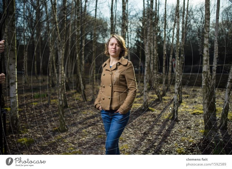 Im Birkenhain III Junge Frau Mädchen Bekleidung Mode Körperhaltung braun Jacke Gegenlicht Wäldchen Wald Park Jeanshose Blitzlichtaufnahme Nachmittag Abend