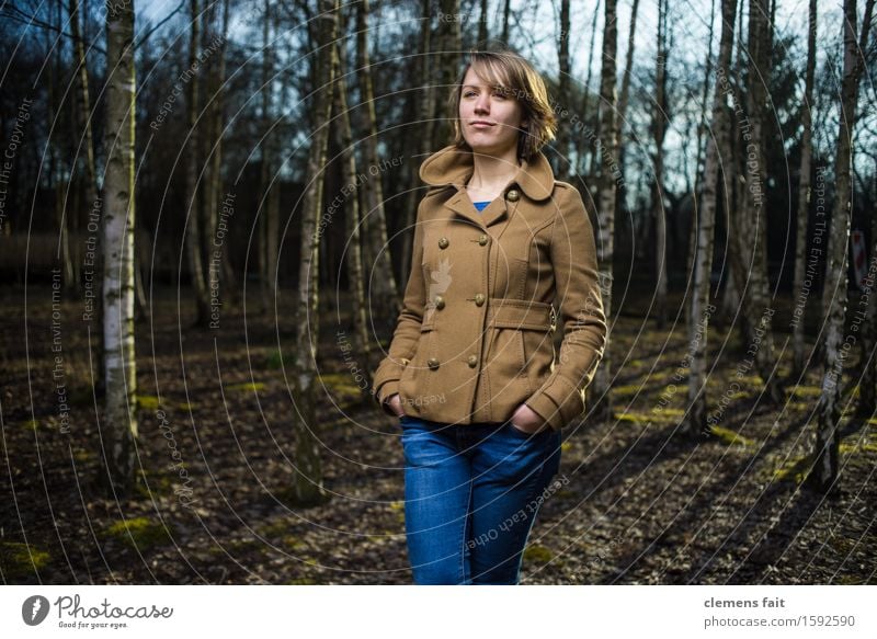 Im Birkenhain II Junge Frau Mädchen Bekleidung Mode Körperhaltung braun Jacke Gegenlicht Wäldchen Wald Park Jeanshose Blitzlichtaufnahme Nachmittag Abend