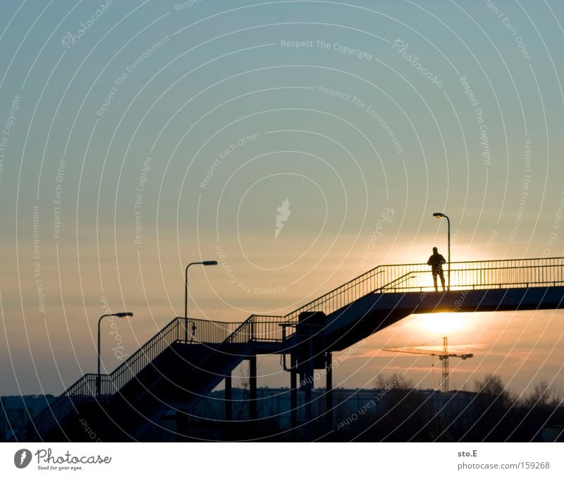 birkenstein Bahnhof Treppe Silhouette Sonnenuntergang Brücke Bahnübergang Straßenübergang Mitte Laterne Himmel Ferne Mensch Geländer Treppengeländer