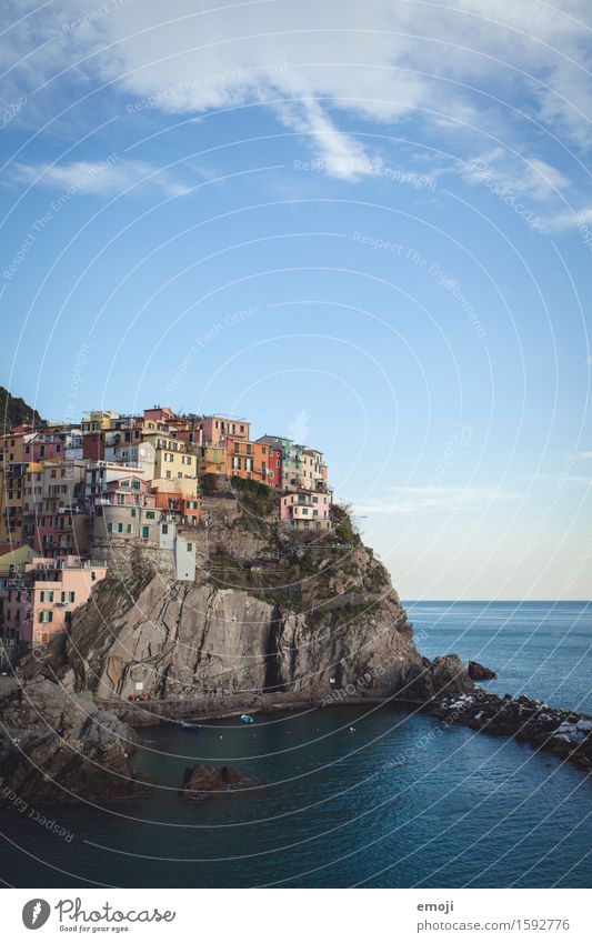 5 Terre Umwelt Natur Wasser Himmel Sommer Schönes Wetter Küste Meer Dorf Hafenstadt Stadtrand Haus Sehenswürdigkeit außergewöhnlich Weltkulturerbe Cinque Terre