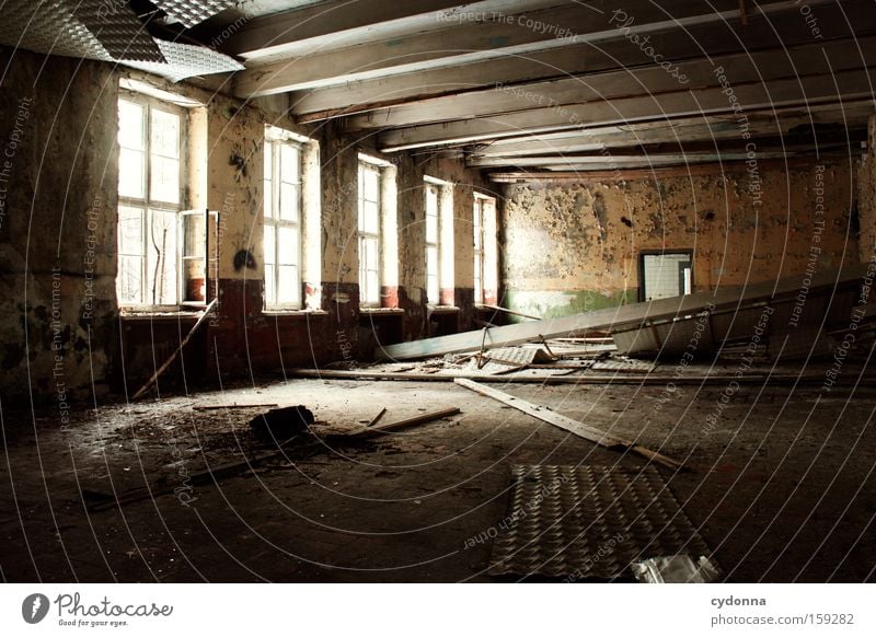 Verfall Fenster Raum Örtlichkeit Einsamkeit Leerstand Licht Vergänglichkeit Zeit Leben Erinnerung Decke Zerstörung alt Militärgebäude Saal verfallen obskur