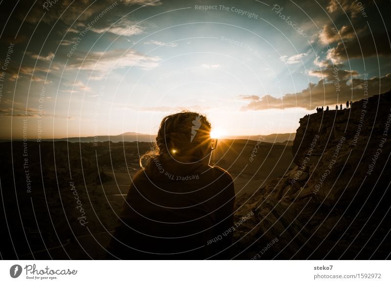 Aufpassen, ob die Sonne untergeht feminin Junge Frau Jugendliche 1 Mensch Sonnenaufgang Sonnenuntergang Berge u. Gebirge Schlucht beobachten Blick warten